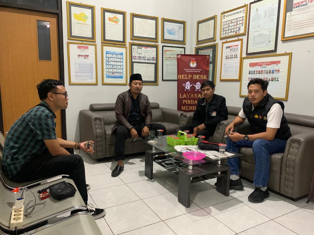 Anggota Bawaslu Kabupaten Rembang, Nibroru Rohid saat melakukan pengawasan LADK Peserta Pemilu 2024 di KPU Rembang, pada Minggu (7/1) 