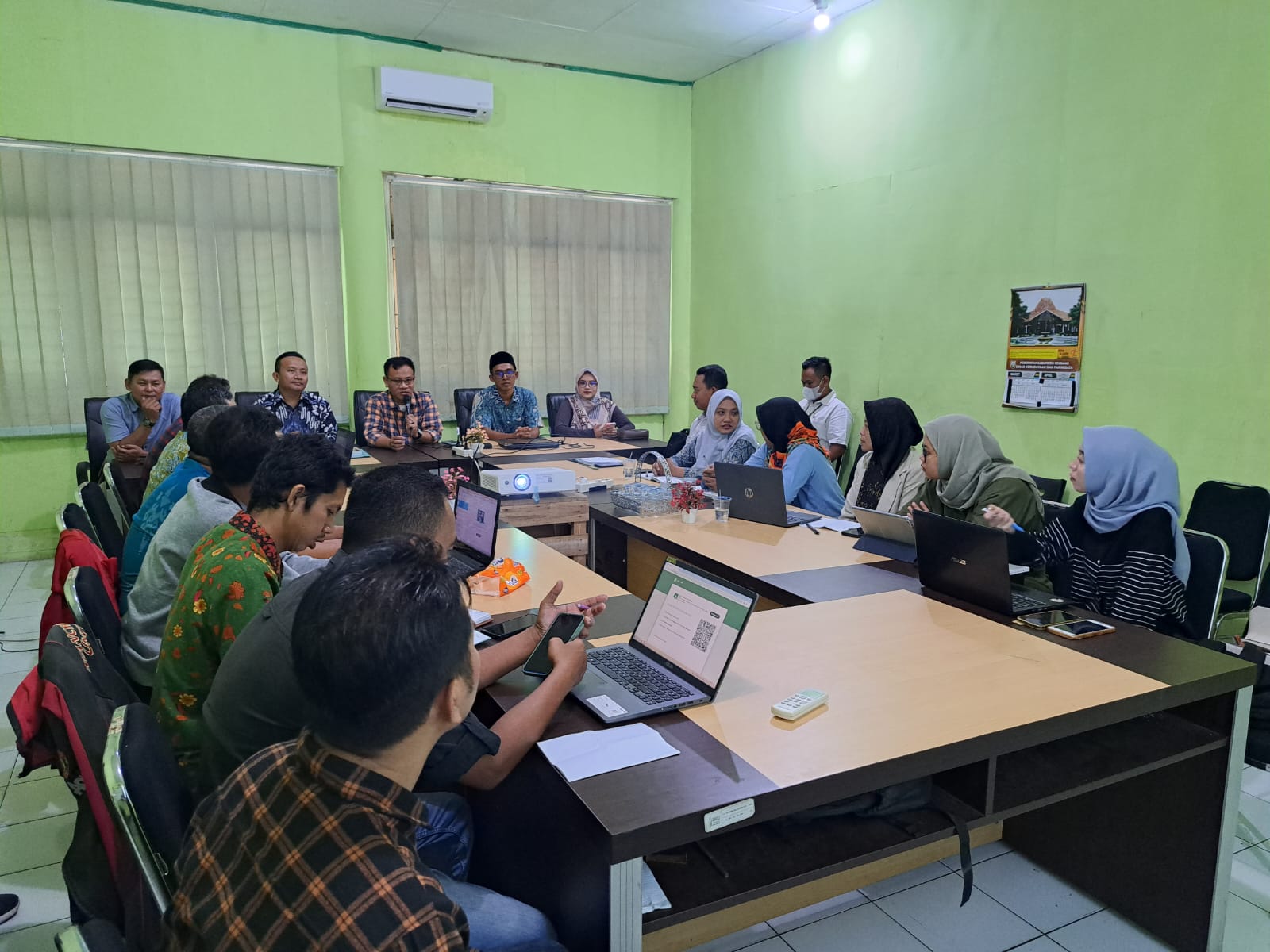 Ketua Bawaslu Kabupaten Rembang, Totok Suparyanto saat membuka acara pada Rapat Kerja Teknis Penyelesaian Sengketa Antar Peserta Pemilu (PSAP), pada Sabtu (20/01)