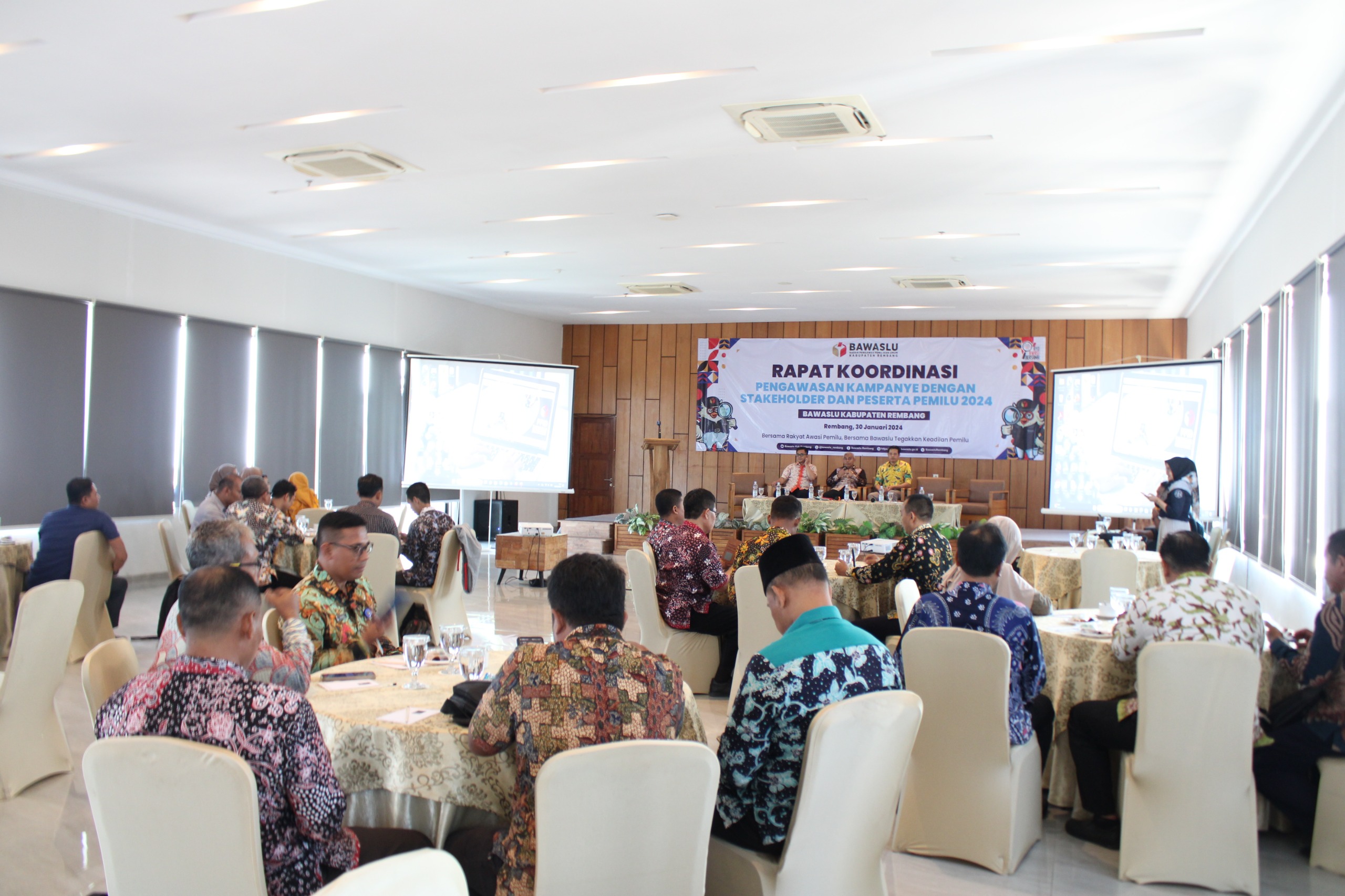Bawaslu Kabupaten Rembang saat menyelenggarakan acara Rapat Koordinasi Pengawasan Kampanye dengan Stakeholder dan Peserta Pemilu 2024 yang diselenggarakan di Hotel Pollos Rembang, Selasa (30/1).