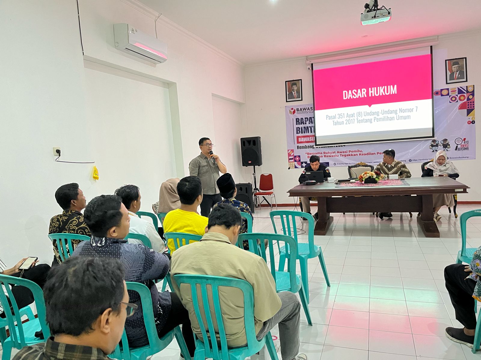 Anggota Bawaslu Kabupaten Rembang, MD Muttaqiin saat memberikan pemapaparan materi pada LO Peserta Pemilu, pada Selasa (06/02)