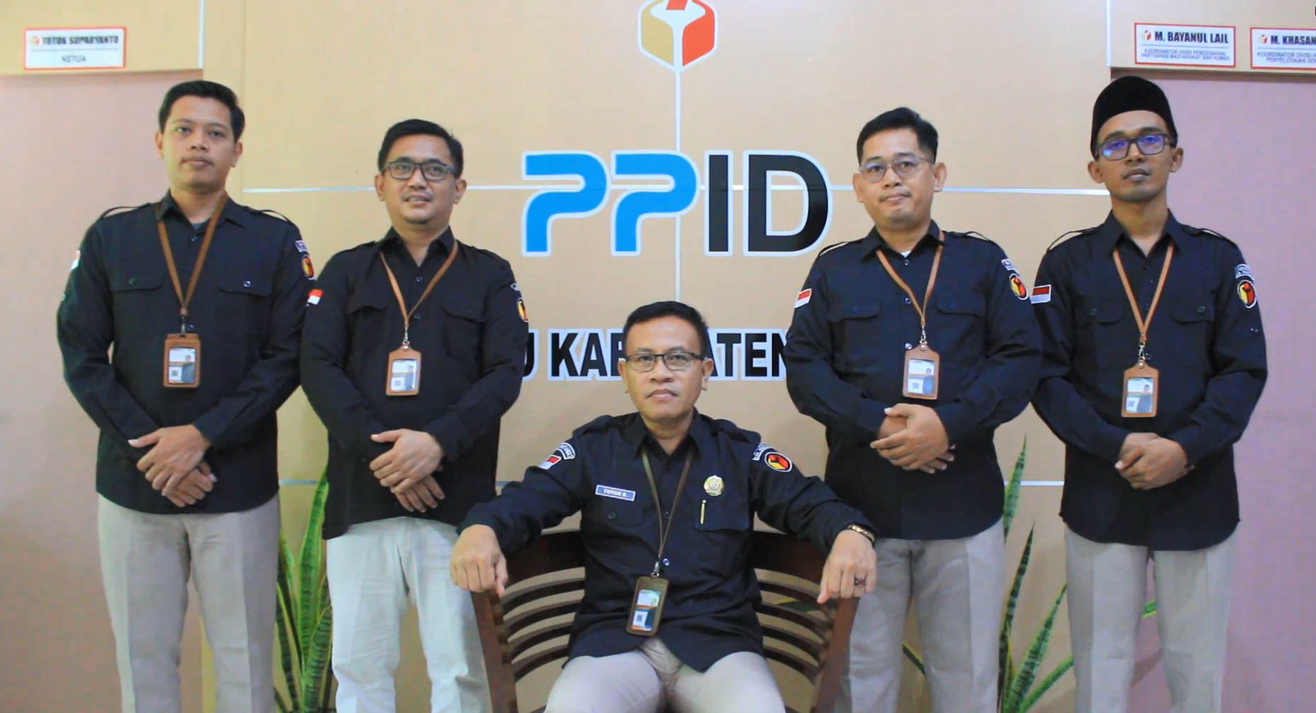 Ketua Bawaslu Kabupaten Rembang saat menyampaikan Komitmen Bawaslu Kabupaten Rembang dalam Keterbukaan Informasi Publik ditemani Anggota Bawaslu Kabupaten Rembang, pada Rabu, (19/06)