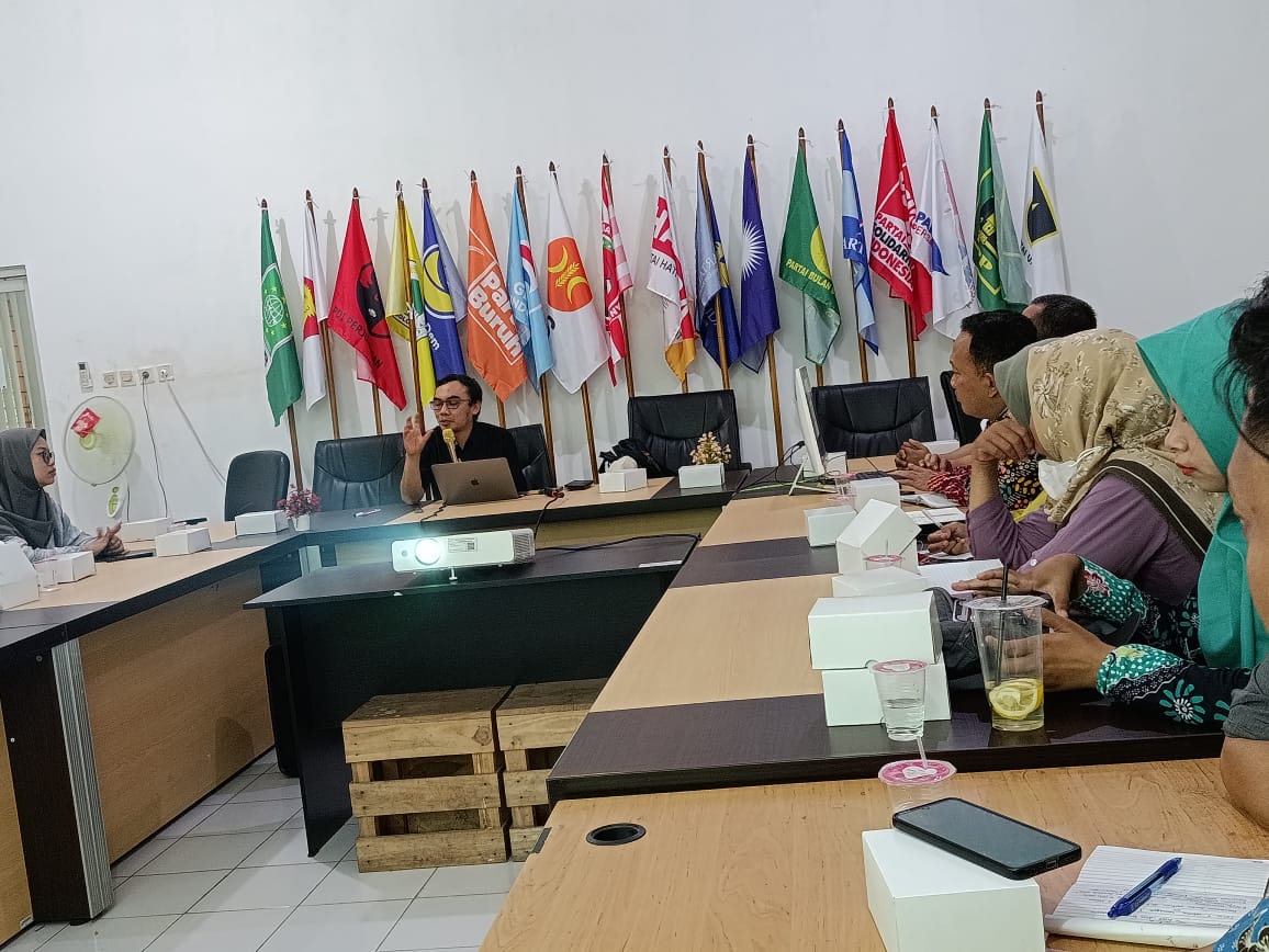 Tim Penyusun Undang-Undang Pemilu, Dian Permata saat berdiskusi dengan Panwascam Rembang, pada Sabtu (06/07) 