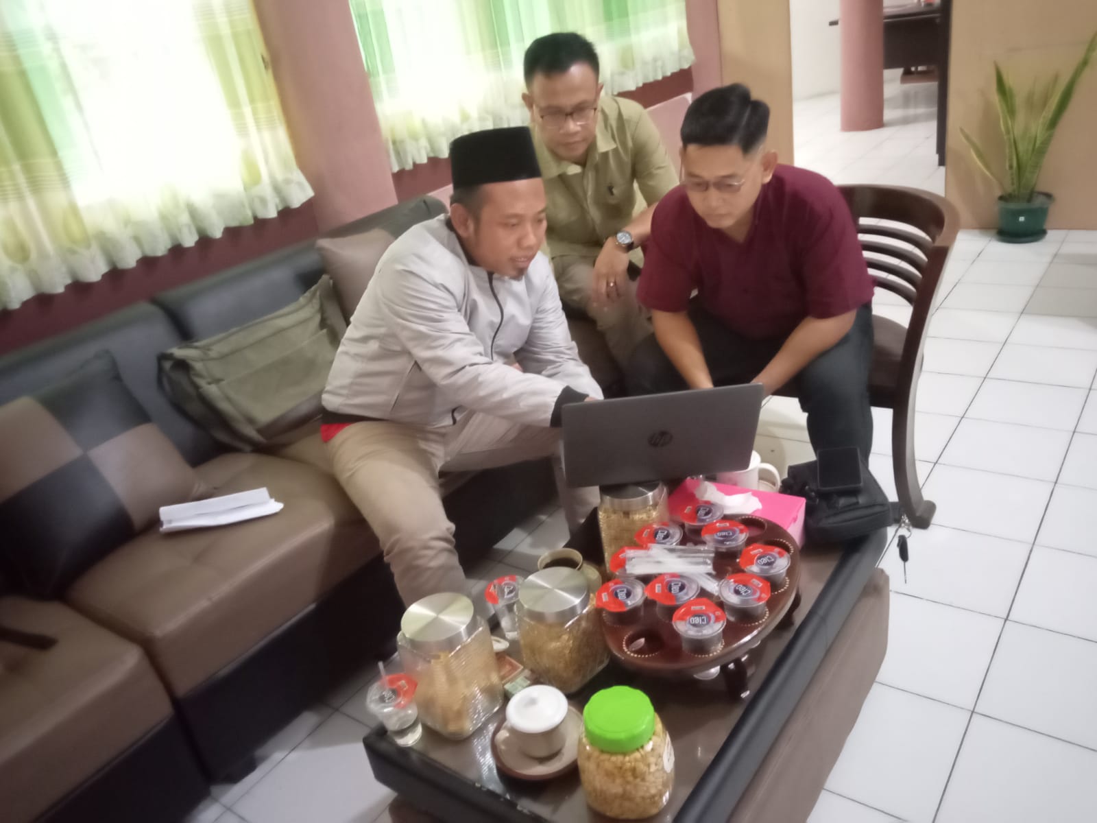 Ketua Bawaslu Kabupaten Rembang, Totok Suparyanto, Anggota Bawaslu Kabupaten Rembang, M. Bayanul Lail (baju merah) dan Komisioner KPU Kabupaten Rembang, Sakdulah (berpeci), saat melakukan pencermatan data pemilih, pada Senin (22/07).