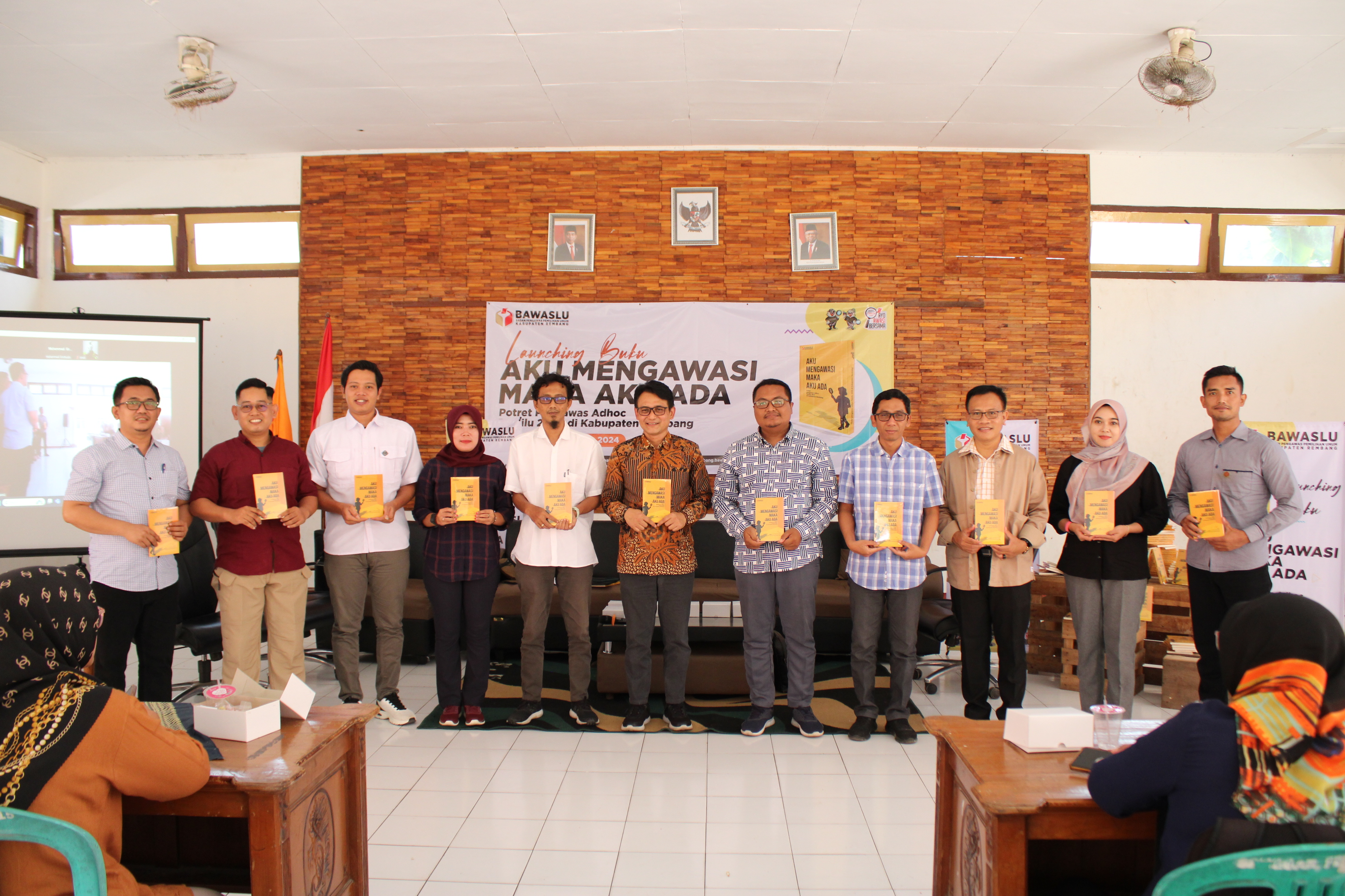 Ketua Bawaslu Provinsi Jawa Tengah, Ketua dan Anggota Bawaslu Kabupaten Rembang, Ketua dan Anggota KPU Rembang, Perwakilan media Pers dan Perwakilan Panwascam Rembang saat foto sesi penyerahan buku