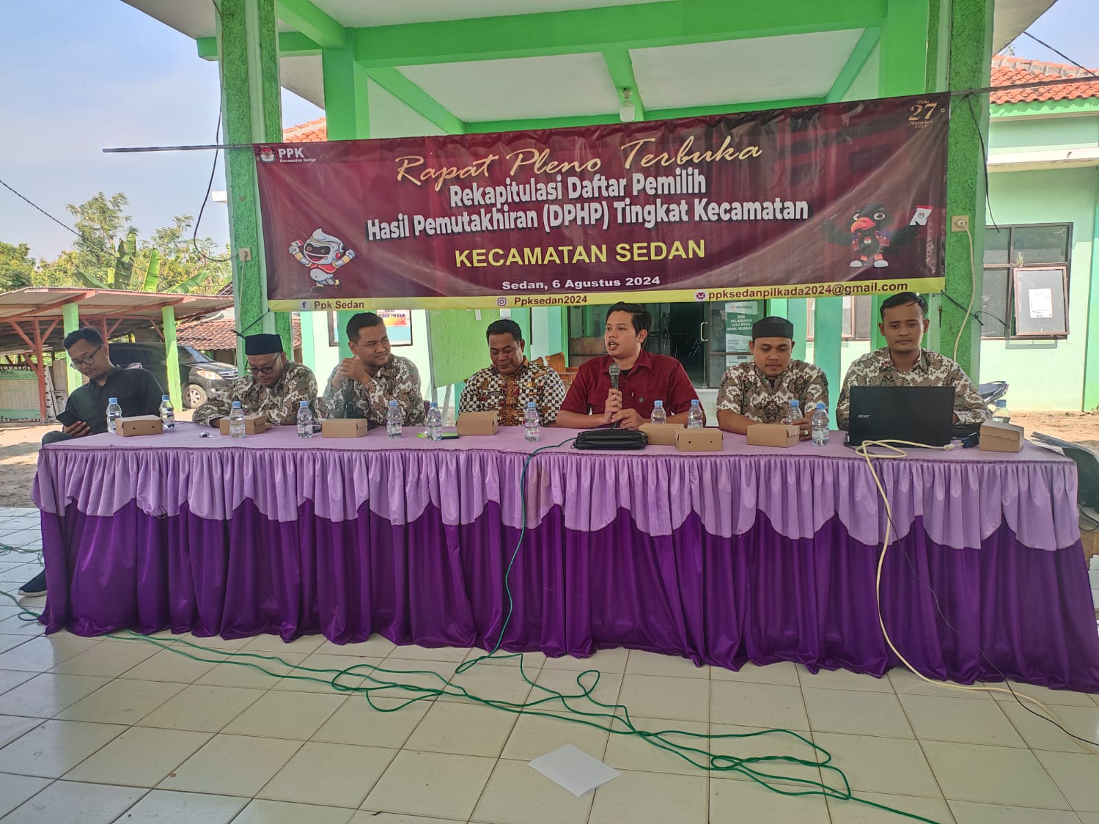 Anggota Bawaslu Kabupaten Rembang, Nibrosu Rohid saat memberi pengarahan pada rapat pleno DPHP, pada Selasa (6/8)