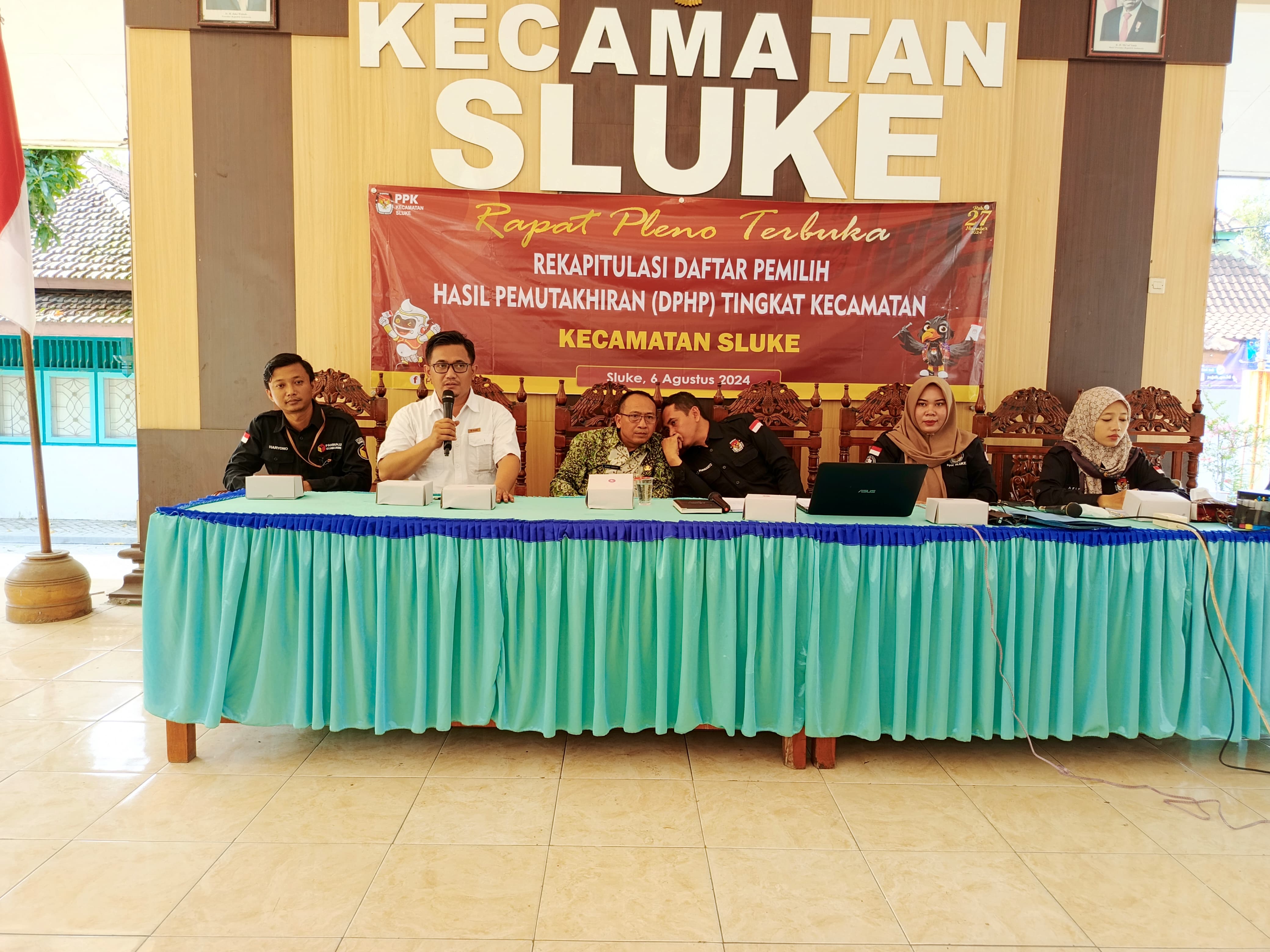 Anggota Bawaslu Kabupaten Rembang, MD. Muttaqiin saat memberi pengarahan pada rapat pleno DPHP, pada Selasa (6/8)