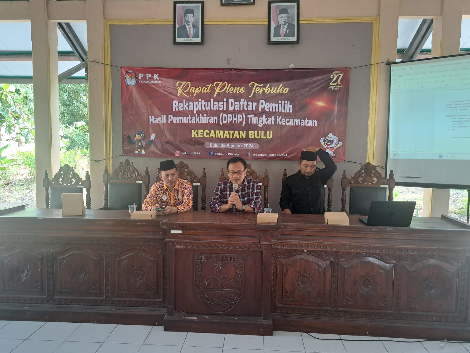Ketua Bawaslu Kabupaten Rembang, Totok Suparyanto saat memberi pengarahan pada rapat pleno DPHP, pada Selasa (6/8)