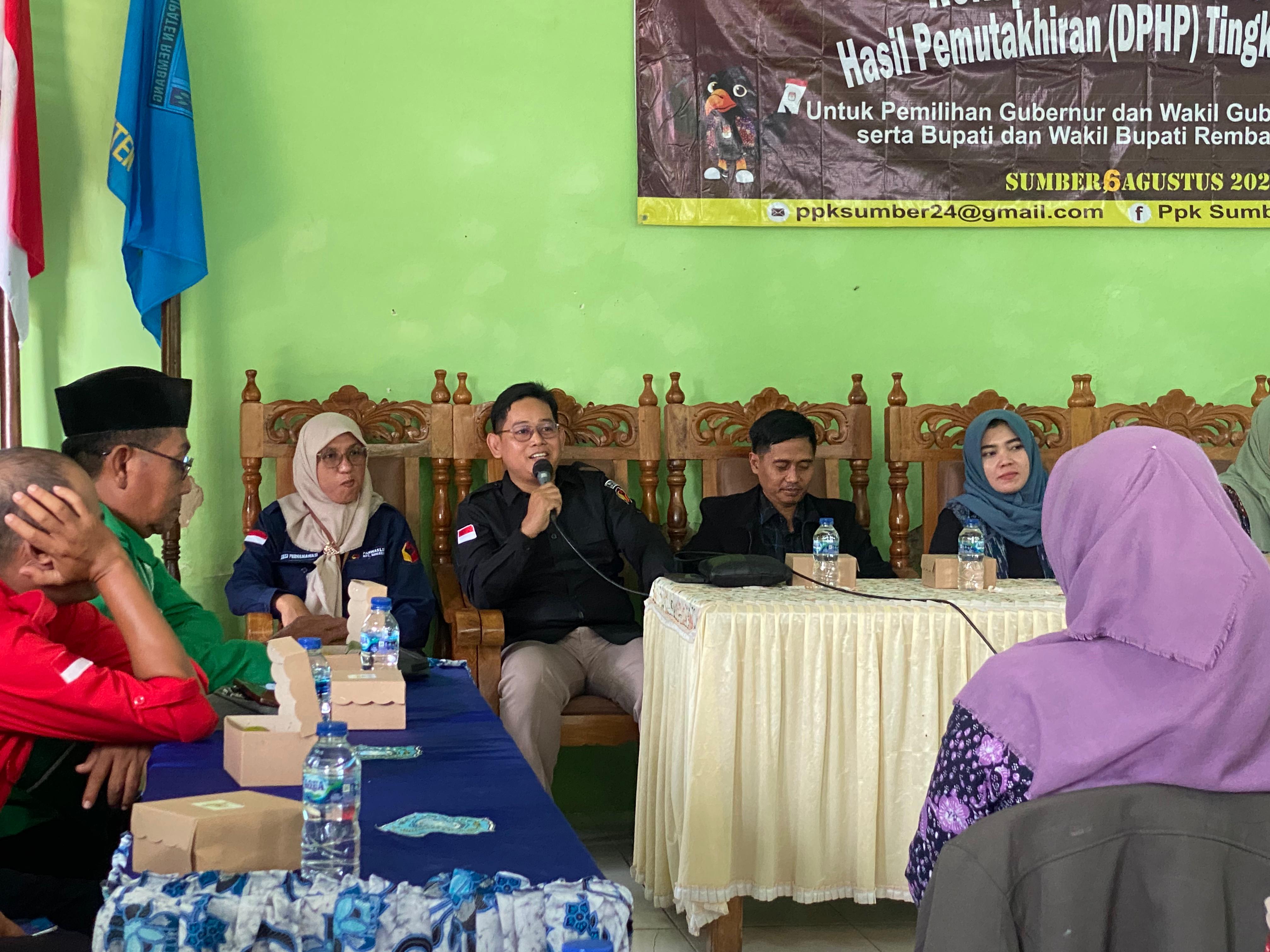 Anggota Bawaslu Kabupaten Rembang, M. Bayanul Lail saat memberi pengarahan pada rapat pleno DPHP, pada Selasa (6/8)