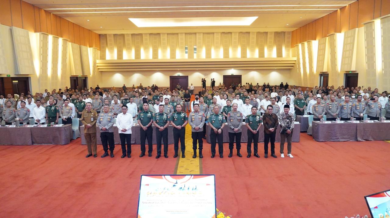 Ketua Bawaslu Provinsi Jawa Tengah, Muhammad Amin (batik coklat) 