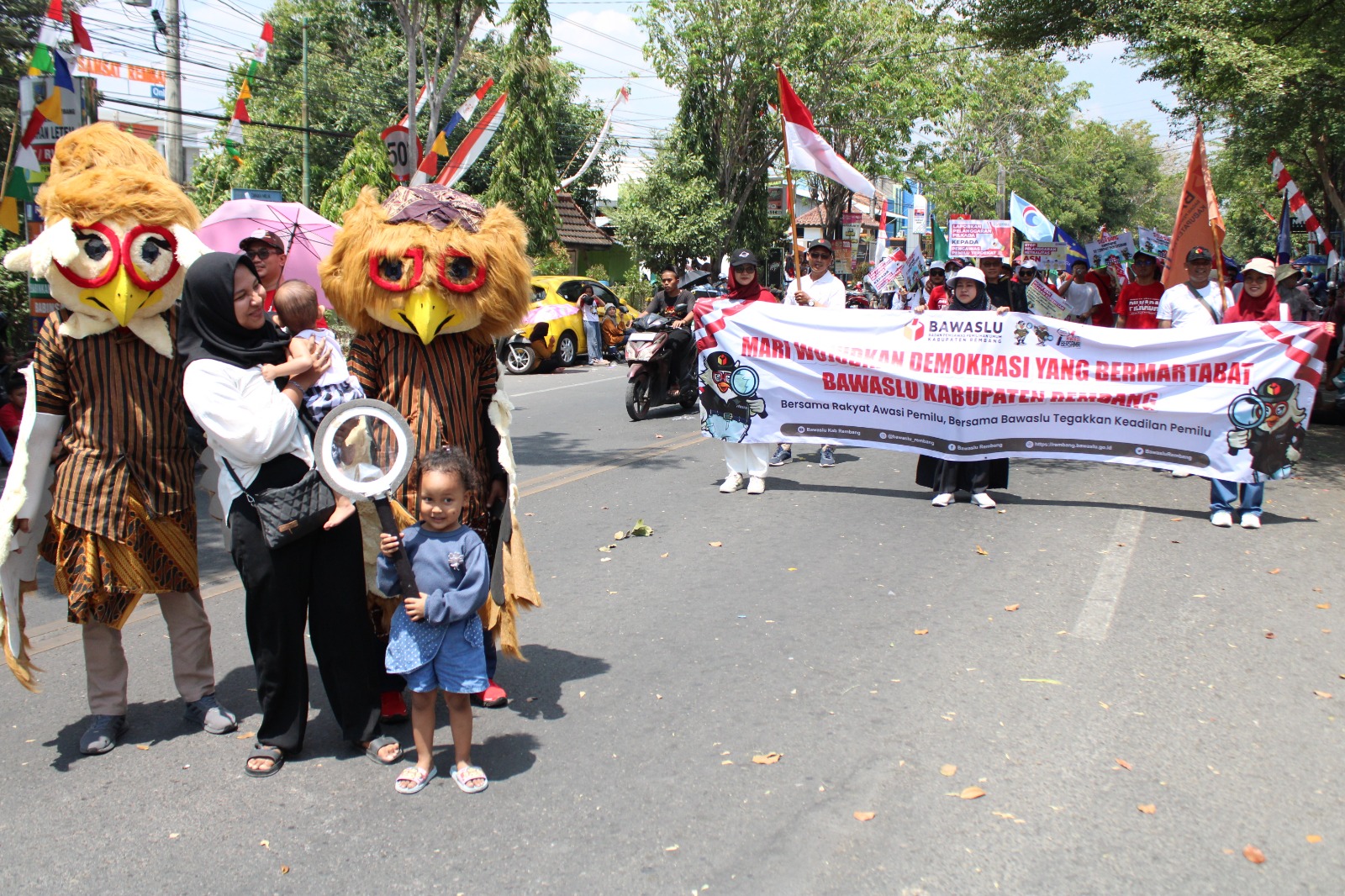 Peserta karnaval dari Bawaslu Kabupaten Rembang
