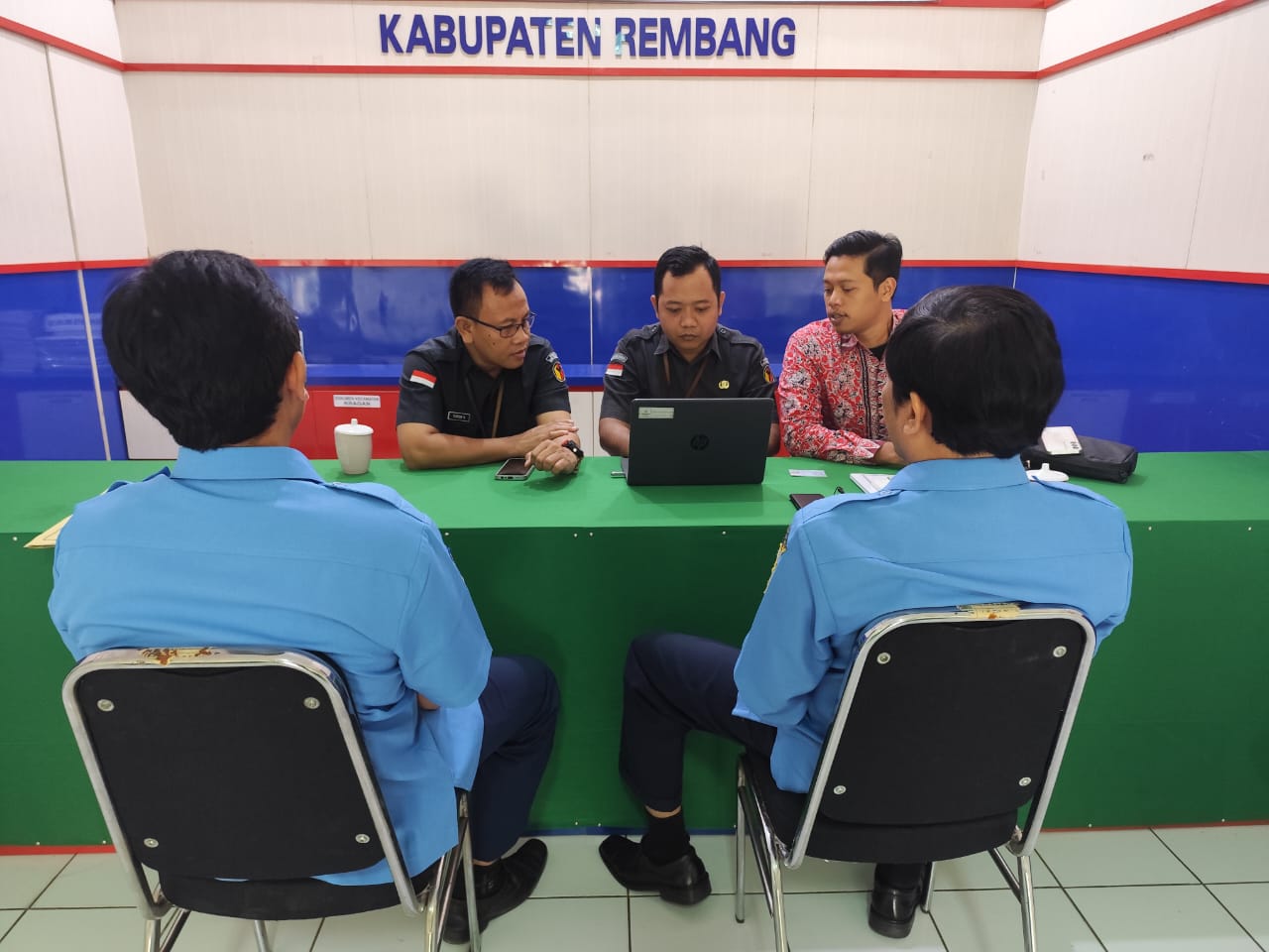 Bawaslu saat melakukan klarifikasi Direktur PDAM Kabupaten Rembang, di Kantor Bawaslu Rembang (21/10).