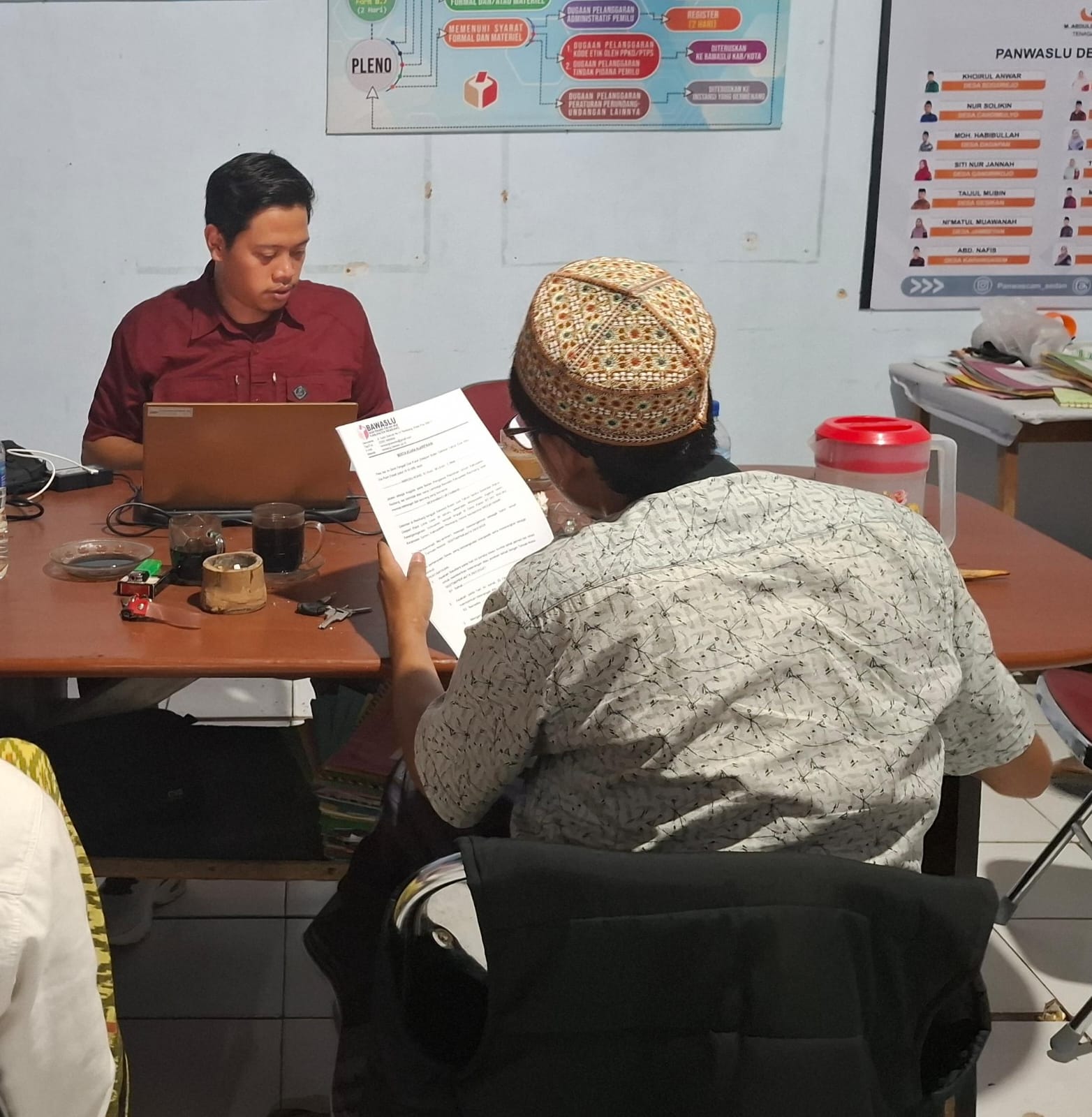 Anggota Bawaslu Kabupaten Rembang, Nibrosu Rohid saat melakukan permintaan keterangan