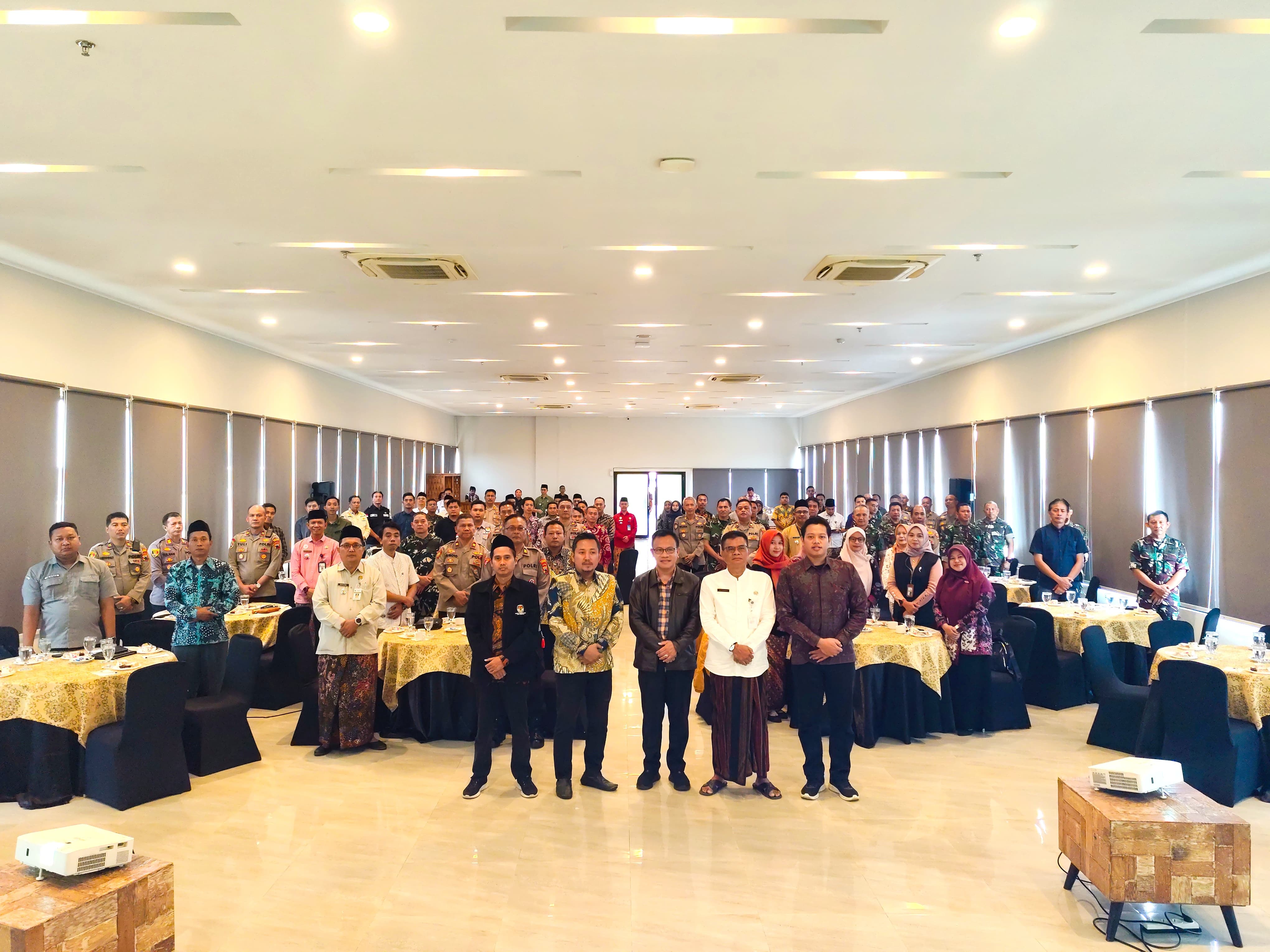 Ketua dan Anggota Bawaslu Kabupaten Rembang bersama Anggota KPU dan Ketua Bakesbangpol Rembang saat sesi foto bersama