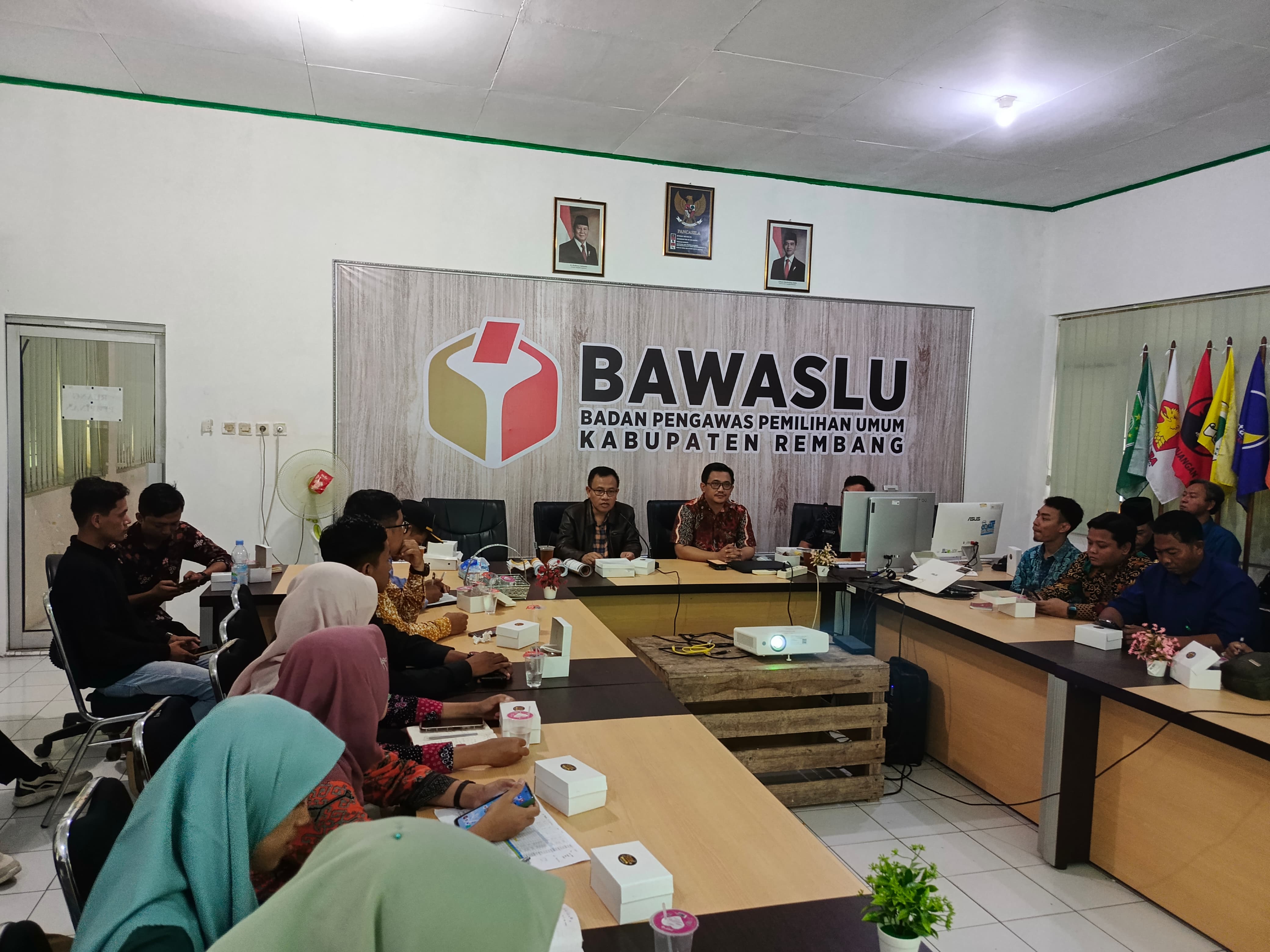 Ketua Bawaslu Kabupaten Rembang, Totok Suparyanto saat membuka pelatihan jurnalistik pada Kamis, (21/11)