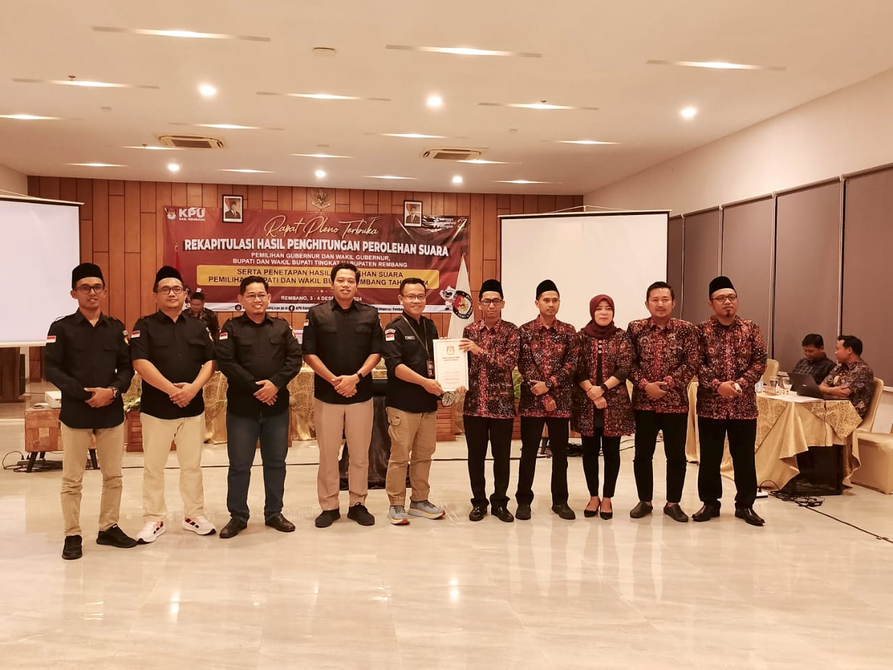 Bawaslu Rembang saat melakukan Pengawasan Rekapitulasi Penghitungan Suara pada Pemilihan Gubernur dan Wakil Gubernur Jawa Tengah serta Bupati dan Wakil Bupati Rembang, yang diselenggarakan oleh KPU Rembang di Hotel Pollos Rembang, Selasa (3/12).