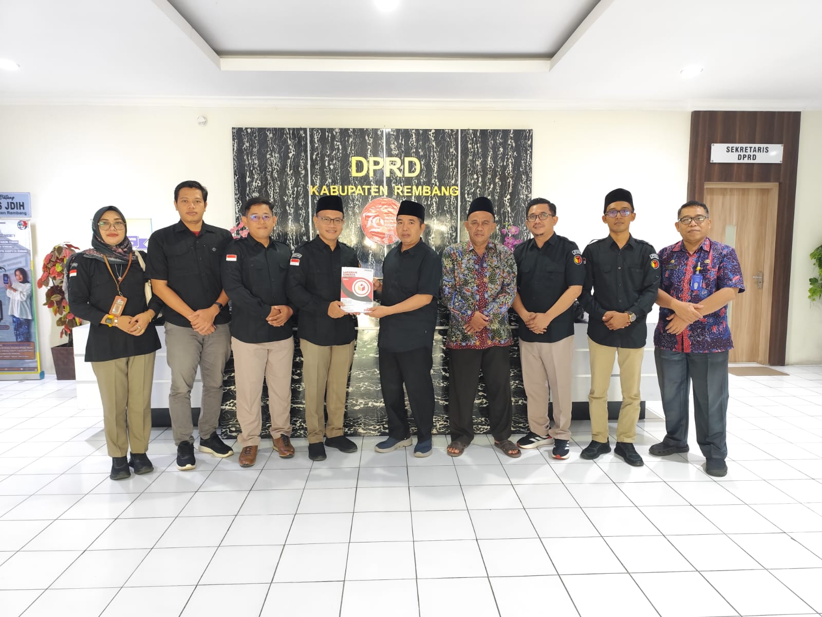 Bawaslu Rembang menyerahkan laporan akhir Pemilihan Serentak 2024 kepada Ketua DPRD Rembang