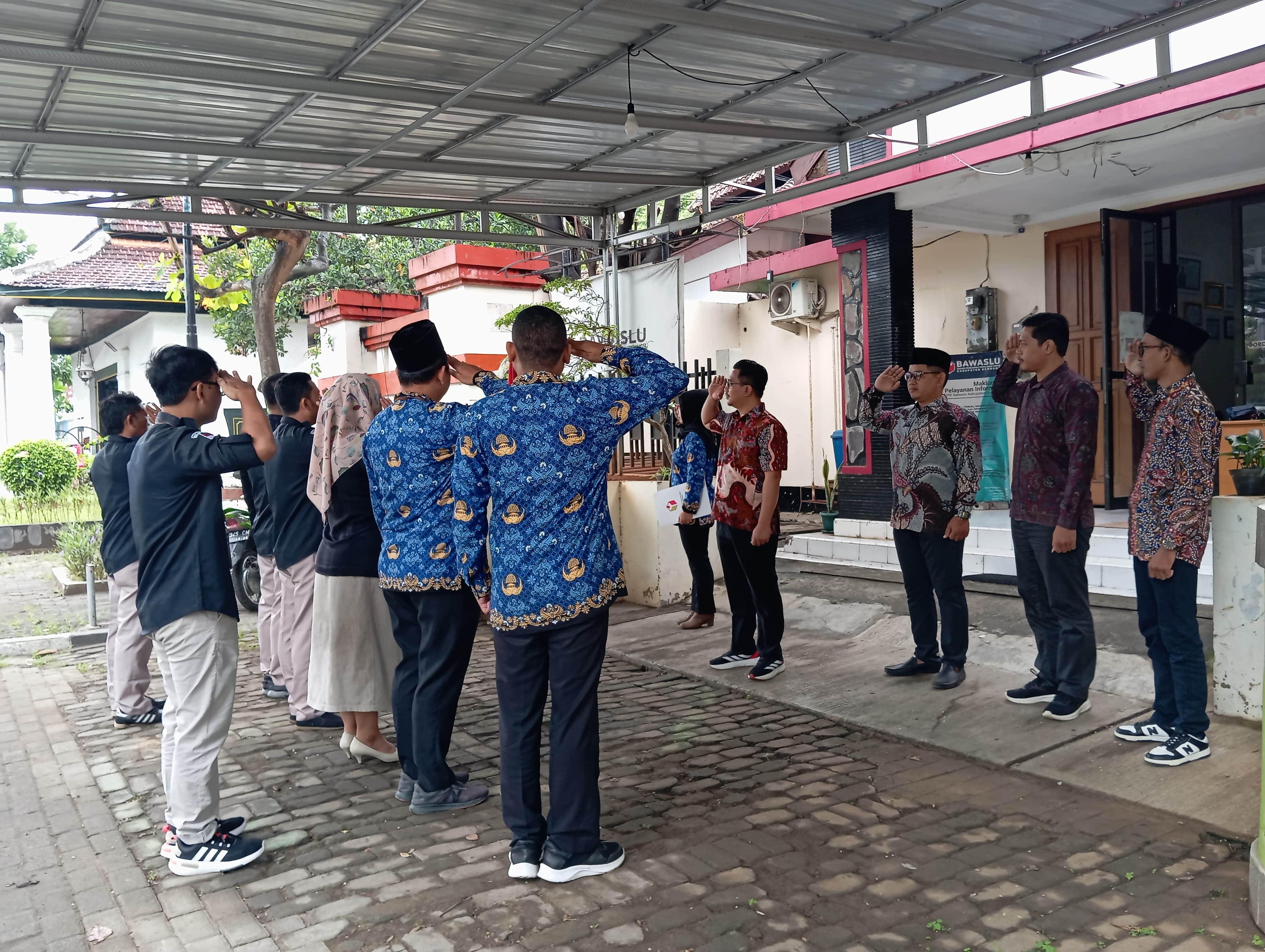 Plh Ketua dan Anggota Bawaslu Kabupaten Rembang serta Staf Sekretariat saat melakukan upacara Harkitnas, pada Selasa (20/5)