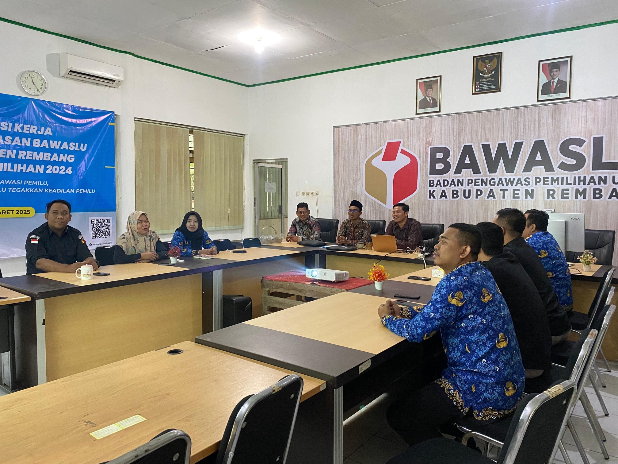 Anggota Bawaslu Rembang, Nibrosu Rohid saat memberikan materi pelatihan publik speaking, pada Selasa (20/5)