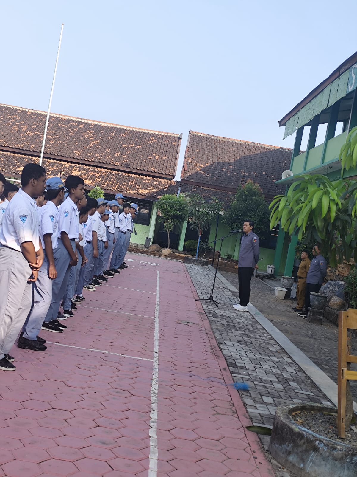 Anggota Bawaslu Rembang, Nibrosu Rohid saat mengisi amanat di SMK Walisongo, pada Senin (11/08)