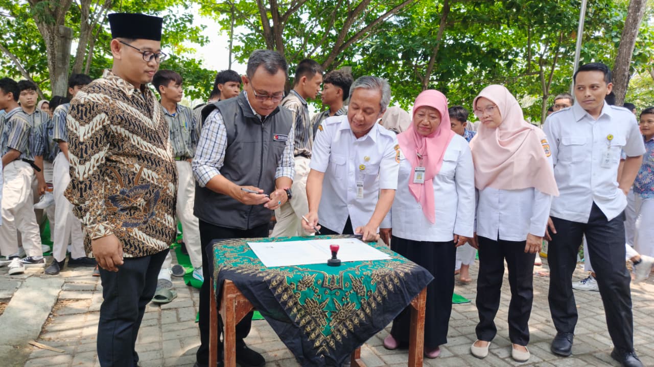 Penandatanganan Perjanjian Kerjasama antara Bawaslu Kabupaten Rembang dengan SMA N 1 Pamotan, pada Rabu(24/9)
