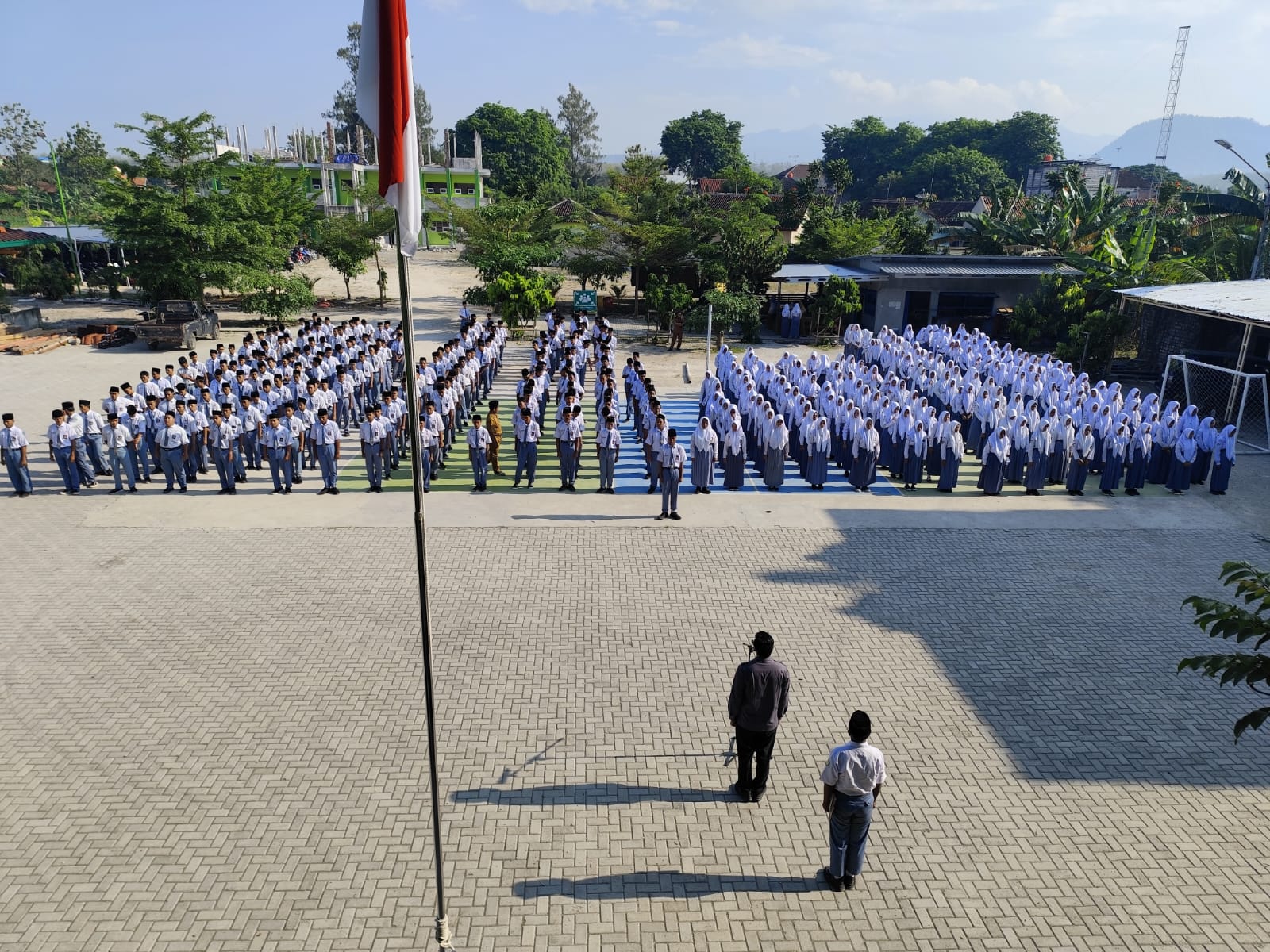 Anggota Bawaslu Rembang, Nibrosu Rohid saat menjadi pembina upacara, pada Senin (06/10)