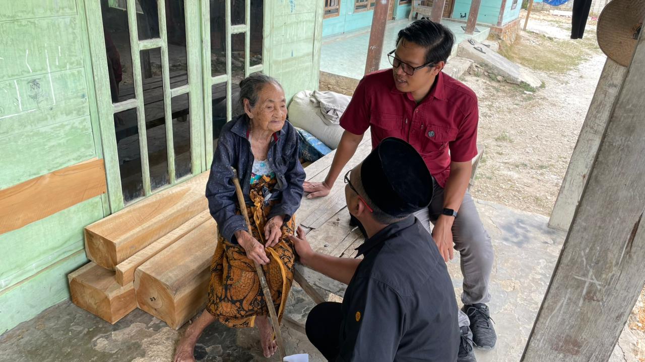 Anggota Bawaslu Kabupaten Rembang, Nibrosu Rohid dan Anggota KPU Rembang, Sakdullah saat melakukan Coktas pada Selasa (14/10)