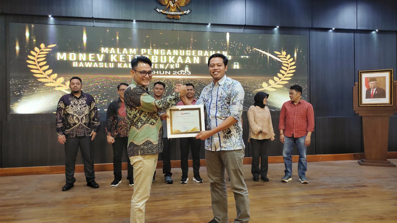 Anggota Bawaslu Kabupaten Rembang, Nibrosu Rohid saat menerima penghargaan Keterbukaan Informasi Publik Tahun 2023.