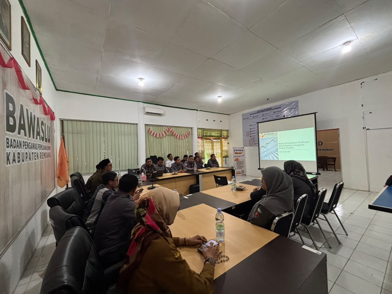 Rembang – Bawaslu Kabupaten Rembang menggelar Rapat Koordinasi Evaluasi Penyelesaian Perselisihan Hasil Pemilihan Umum (PHPU) Pemilu Legislatif 2024 pada Senin (20/7/2026). Kegiatan ini menjadi momentum untuk mengevaluasi seluruh tahapan penanganan sengketa hasil pemilu yang telah berlangsung di Mahkamah Konstitusi (MK), sekaligus menjadi bahan pembelajaran bagi penyelenggara pemilu dalam menghadapi tahapan serupa pada pemilu mendatang. Evaluasi tersebut diikuti oleh jajaran Bawaslu Kabupaten Rembang bersam