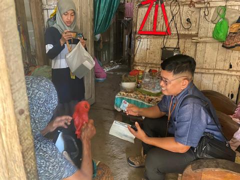 Anggota Bawaslu Kabupaten Rembang, M. Bayanul Lail saat melakukan uji petik coklit, pada Selasa (16/07) 