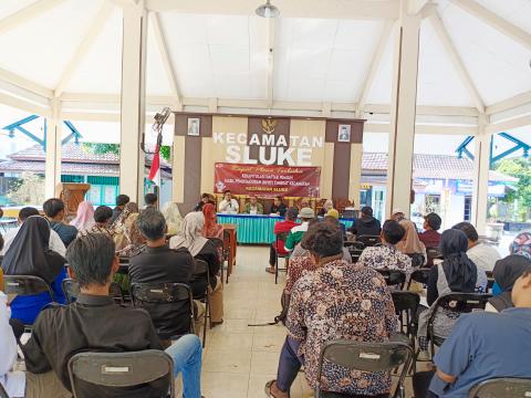 Anggota Bawaslu Kabupaten Rembang, Nibrosu Rohid saat memberi pengarahan pada rapat pleno DPHP, pada Selasa (6/8)