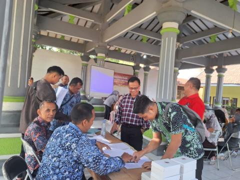 Ketua Bawaslu Kabupaten Rembang saat memantau rapat Pleno DPHP, pada Selasa (6/7)