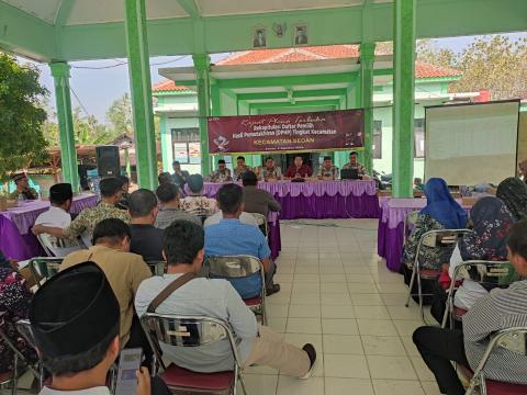 Anggota Bawaslu Kabupaten Rembang, Nibrosu Rohid saat memberi pengarahan pada rapat pleno DPHP, pada Selasa (6/8)
