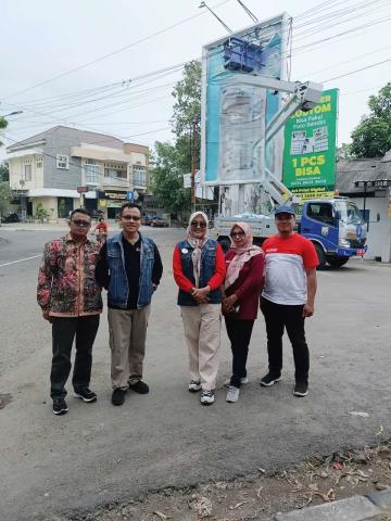 Ketua Bawaslu Kabupaten Rembang, Totok Suparyanto saat menyaksika penertiban APK, pada Minggu, (24/11)