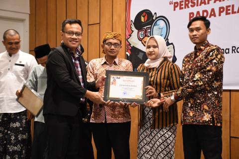 Penyerahan penghargaan