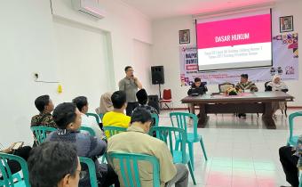 Anggota Bawaslu Kabupaten Rembang, MD Muttaqiin saat memberikan pemapaparan materi pada LO Peserta Pemilu, pada Selasa (06/02)
