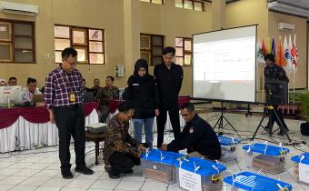 Ketua Bawaslu Rembang, Totok Suparyanto saat mengikuti kegiatan Rapat Pleno Terbuka Rekapitulasi dan Penetapan Hasil Penghitungan Perolehan Suara Tingkat Kabupaten Pemilu 2024,  Rabu - Kamis (28 - 29/2)