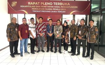 Bawaslu Rembang saat mengikuti kegiatan Rapat Pleno Terbuka Rekapitulasi dan Penetapan Hasil Penghitungan Perolehan Suara Tingkat Provinsi Jawa Tengah Pemilu 2024,  Rabu (6/3)