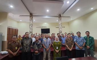 Anggota Bawaslu Provinsi Jawa Tengah, Ahmad Husain dan Wahyudi Sutrisno bersama ketua dan Anggota Kordiv Penanganan Pelanggaran, Data dan Infomasi Bawaslu Kabupaten/Kota