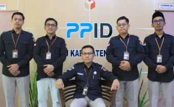 Ketua Bawaslu Kabupaten Rembang saat menyampaikan Komitmen Bawaslu Kabupaten Rembang dalam Keterbukaan Informasi Publik ditemani Anggota Bawaslu Kabupaten Rembang, pada Rabu, (19/06)