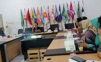 Tim Penyusun Undang-Undang Pemilu, Dian Permata saat berdiskusi dengan Panwascam Rembang, pada Sabtu (06/07) 