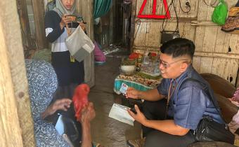 Anggota Bawaslu Kabupaten Rembang, M. Bayanul Lail saat melakukan uji petik coklit, pada Selasa (16/07) 