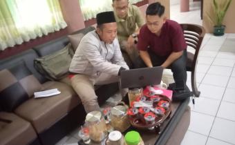 Ketua Bawaslu Kabupaten Rembang, Totok Suparyanto, Anggota Bawaslu Kabupaten Rembang, M. Bayanul Lail (baju merah) dan Komisioner KPU Kabupaten Rembang, Sakdulah (berpeci), saat melakukan pencermatan data pemilih, pada Senin (22/07).