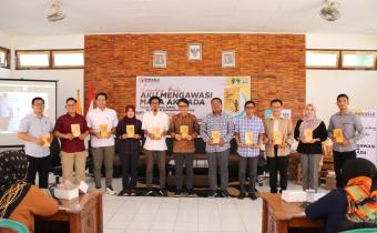 Ketua Bawaslu Provinsi Jawa Tengah, Ketua dan Anggota Bawaslu Kabupaten Rembang, Ketua dan Anggota KPU Rembang, Perwakilan media Pers dan Perwakilan Panwascam Rembang saat foto sesi penyerahan buku