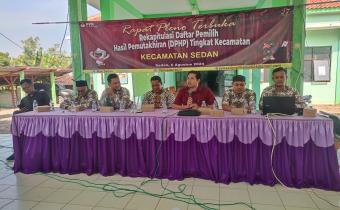 Anggota Bawaslu Kabupaten Rembang, Nibrosu Rohid saat memberi pengarahan pada rapat pleno DPHP, pada Selasa (6/8)