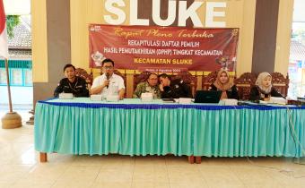Anggota Bawaslu Kabupaten Rembang, MD. Muttaqiin saat memberi pengarahan pada rapat pleno DPHP, pada Selasa (6/8)