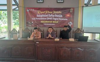 Ketua Bawaslu Kabupaten Rembang, Totok Suparyanto saat memberi pengarahan pada rapat pleno DPHP, pada Selasa (6/8)