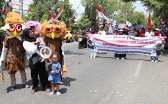 Peserta karnaval dari Bawaslu Kabupaten Rembang