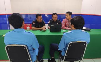 Bawaslu saat melakukan klarifikasi Direktur PDAM Kabupaten Rembang, di Kantor Bawaslu Rembang (21/10).