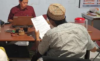 Anggota Bawaslu Kabupaten Rembang, Nibrosu Rohid saat melakukan permintaan keterangan