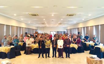 Ketua dan Anggota Bawaslu Kabupaten Rembang bersama Anggota KPU dan Ketua Bakesbangpol Rembang saat sesi foto bersama